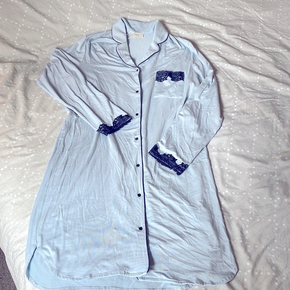 Size 38 small/medium. Super soft night shirt with lace details